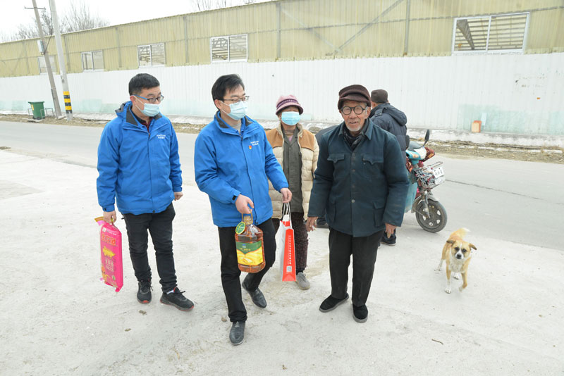 華全動力黨支部一行向困難群眾送去花生油、大米和美酒禮盒等禮品