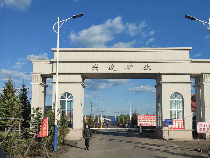 走進黑龍江某礦業公司，華全工作人員調試2400千瓦高壓并機發電機組